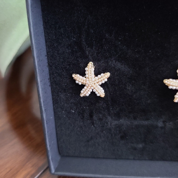 Small gold tone starfish with pearls earrings - Picture 3 of 7
